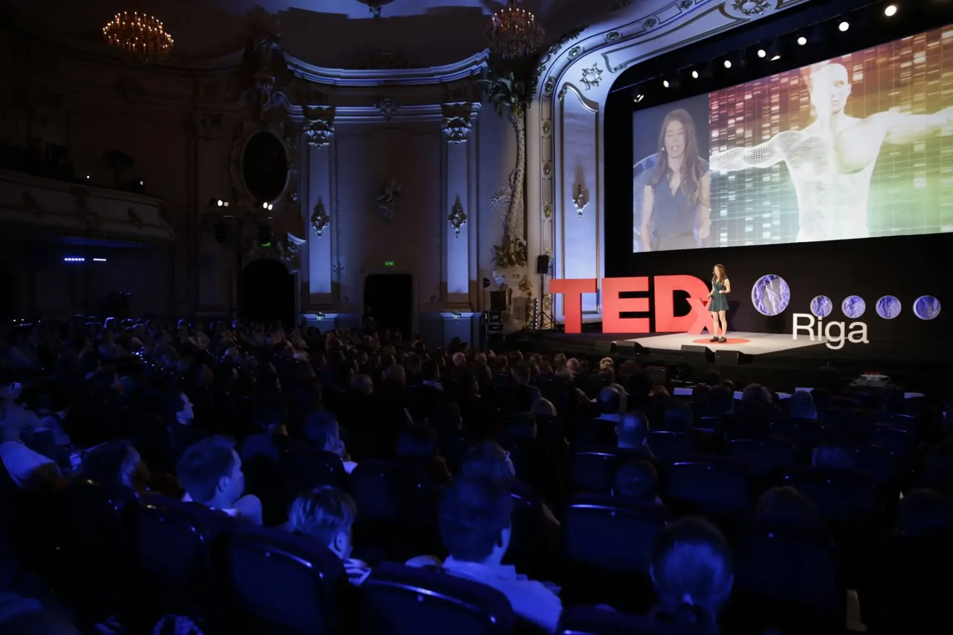 Alisa uz TEDx Rīga skatuves